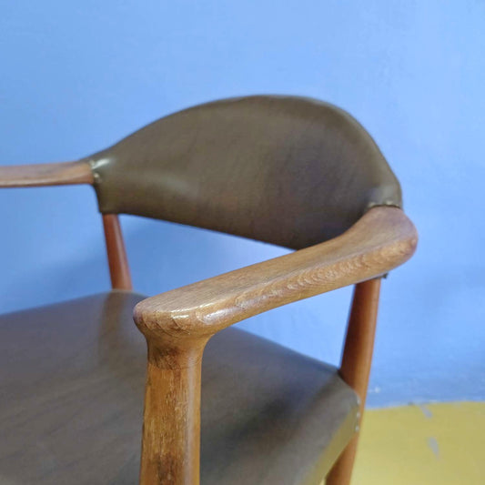 Poltroncina vintage Kurt Olsen teak braccioli avvolgenti schienale curvato design danese anni 60 restaurat