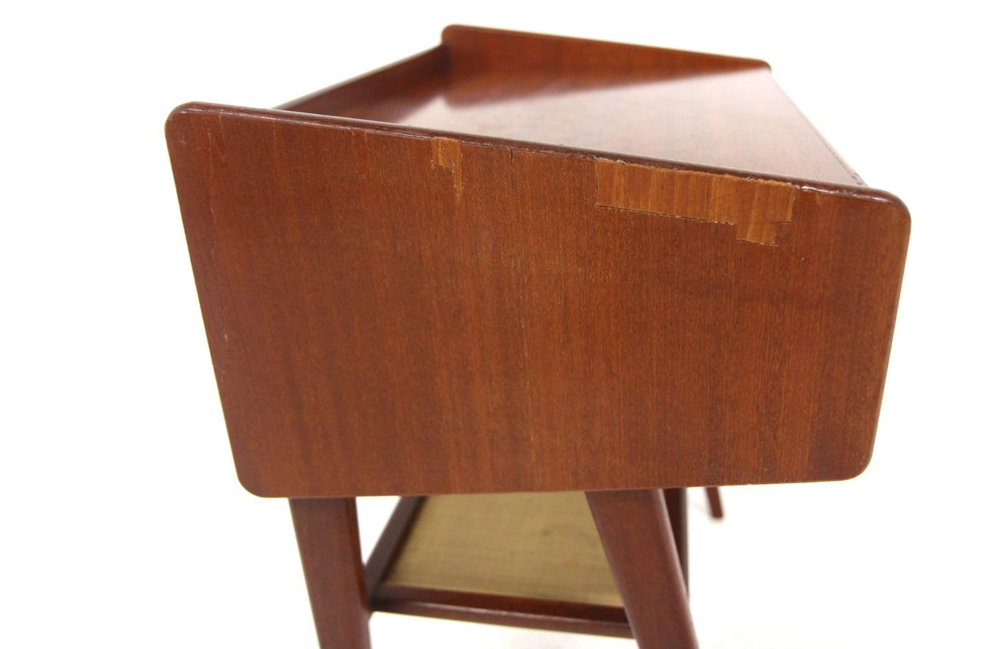 Comodino svedese vintage in teak dettaglio angolo superiore con bordo rialzato e impiallacciatura