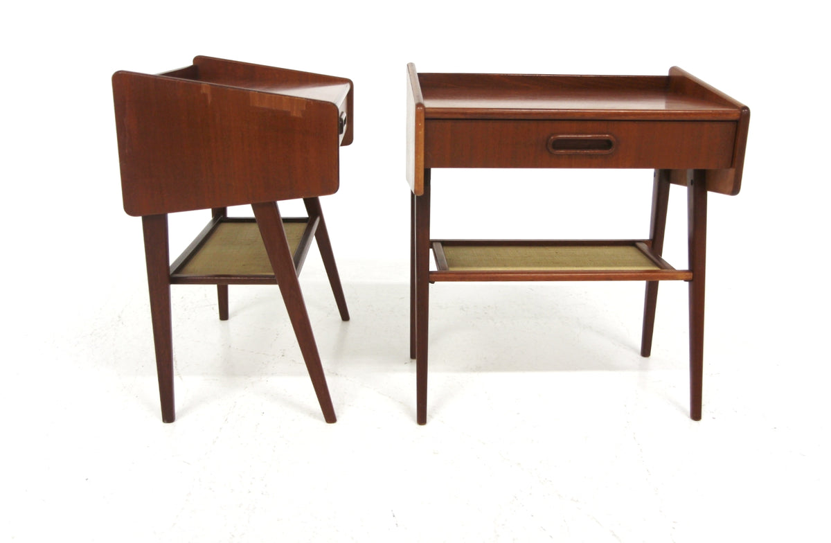 Comodino svedese vintage in teak — vista tre quarti con struttura e ripiano inferiore