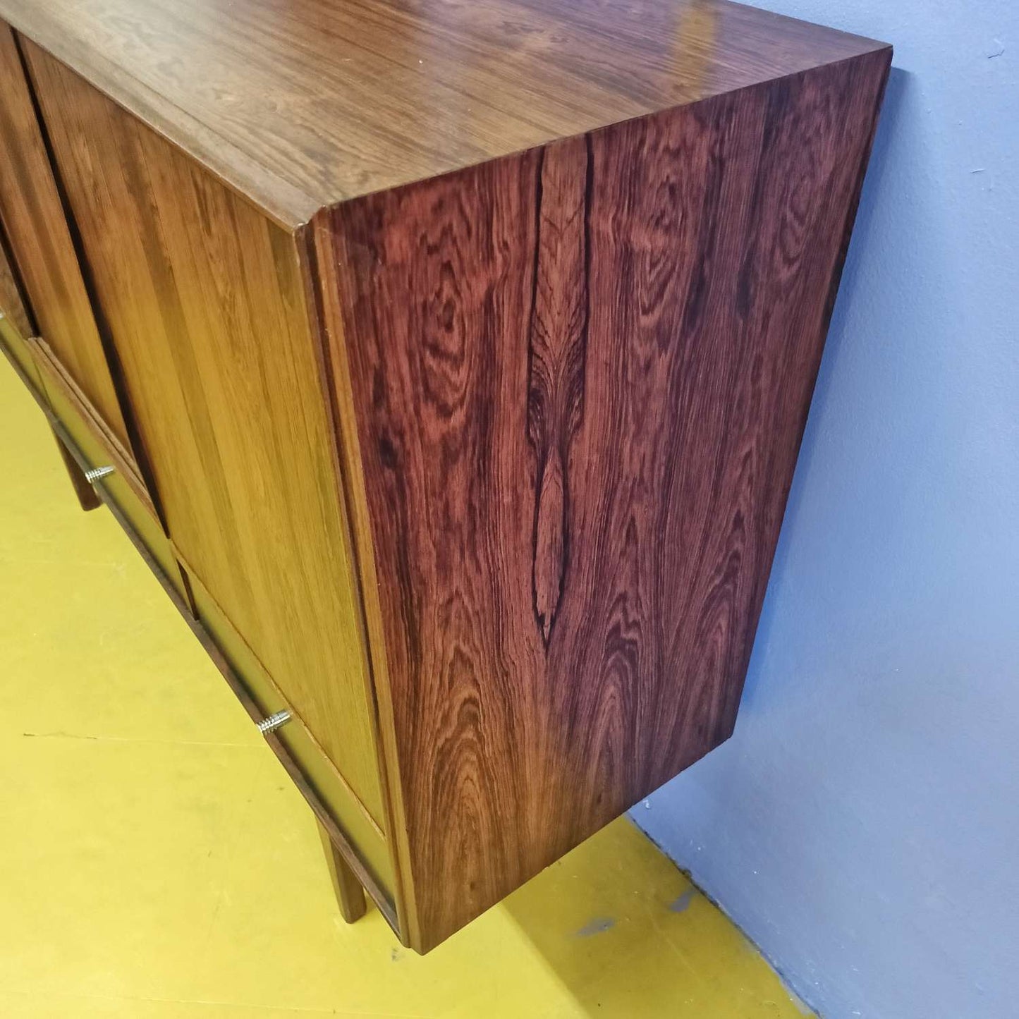 Credenza danese in palissandro anni 60, dettaglio venature laterali palissandro