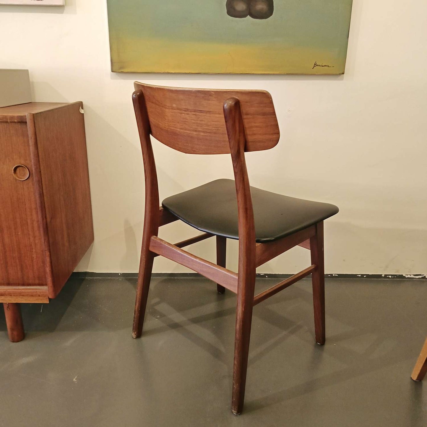 Dettaglio laterale schienale curvato supporto lombare sedia vintage danese