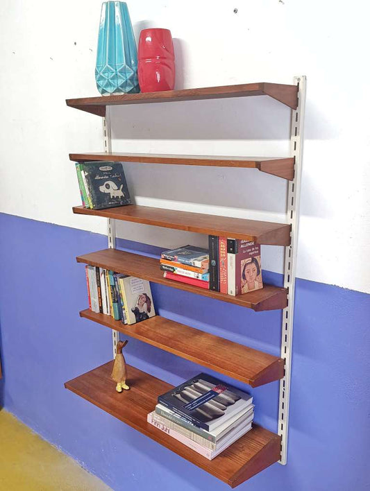 Libreria Kai Kristiansen vintage anni 60 teak montanti bianchi sei mensole diverse profondità restaurata