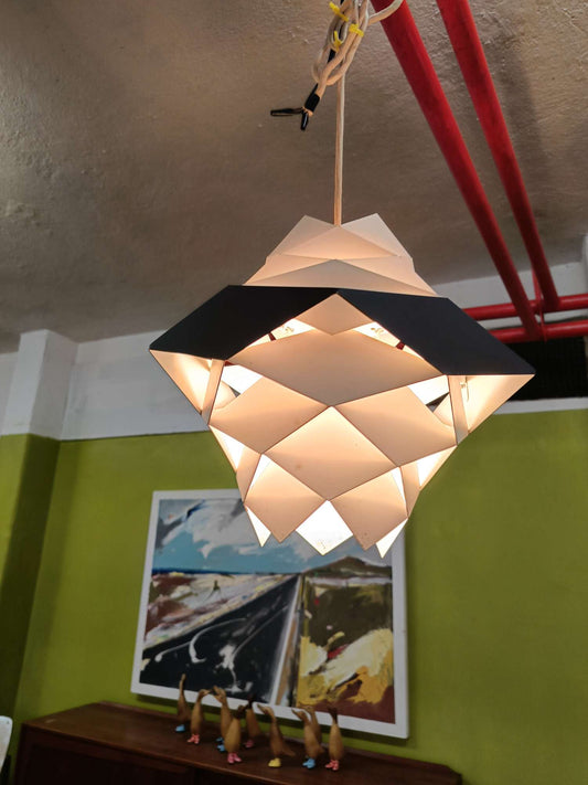 Vista frontale lampadario Symphony pannelli piegati sovrapposti forma poliedrica scultorea