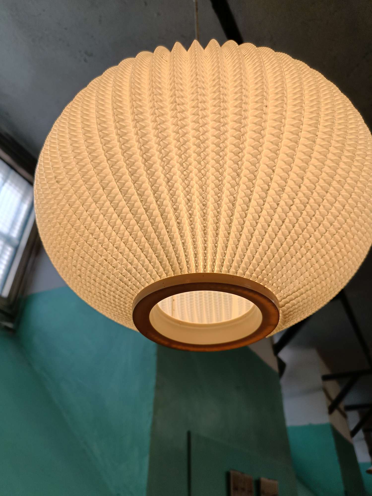 Particolare illuminato bagliore caldo avvolgente pattern luce ombra scultura luminosa danese