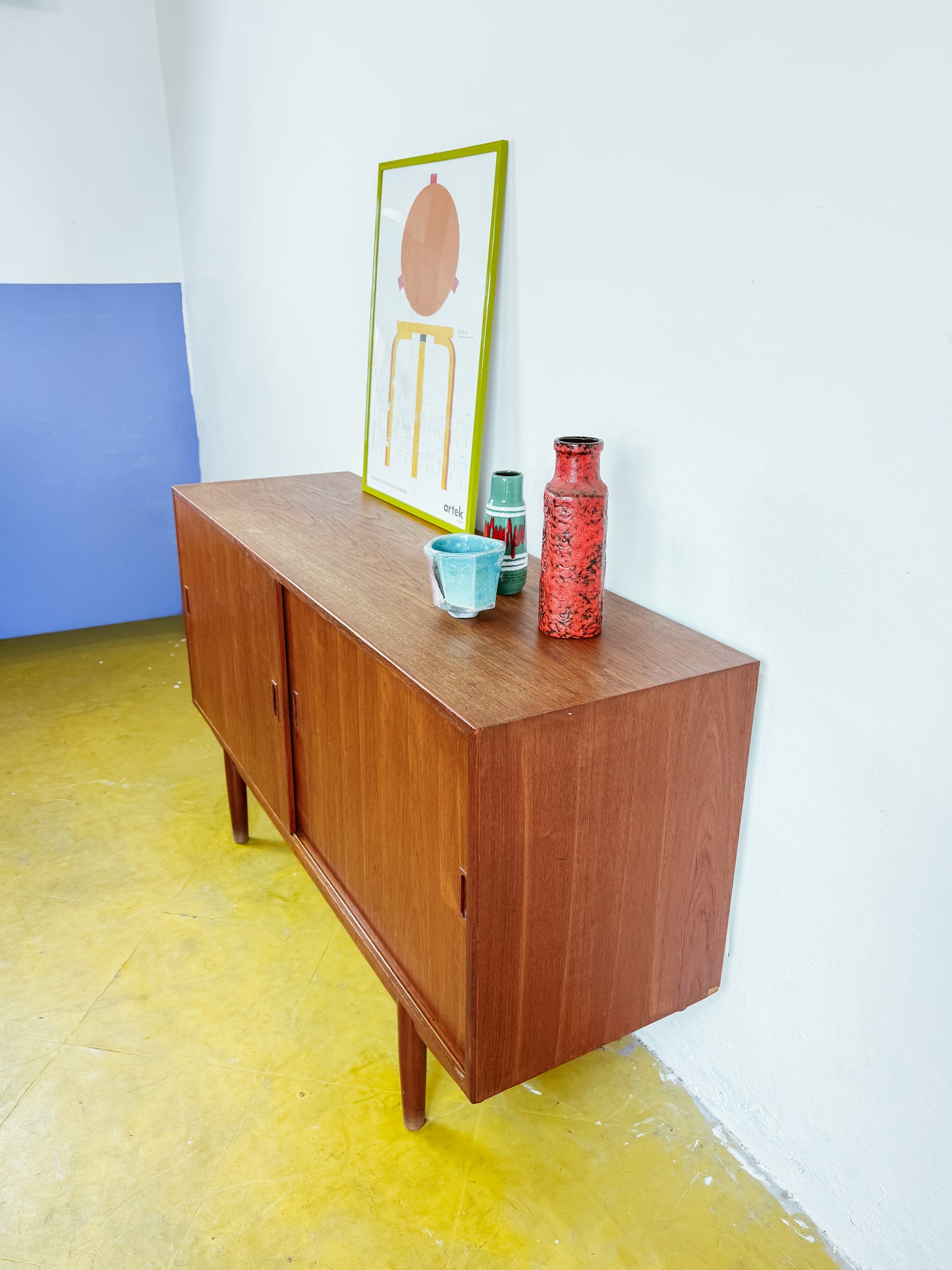 Credenza Børge Mogensen in teak anni 50 vista di tre quarti, profilo laterale e gambe affusolate