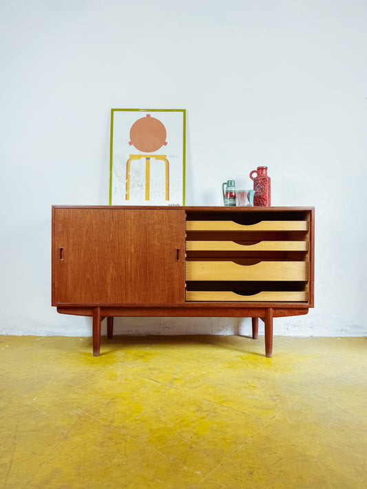 Credenza Børge Mogensen in teak anni 50 vista frontale, ante scorrevoli e cassetti aperti con ceramiche vintage sul piano