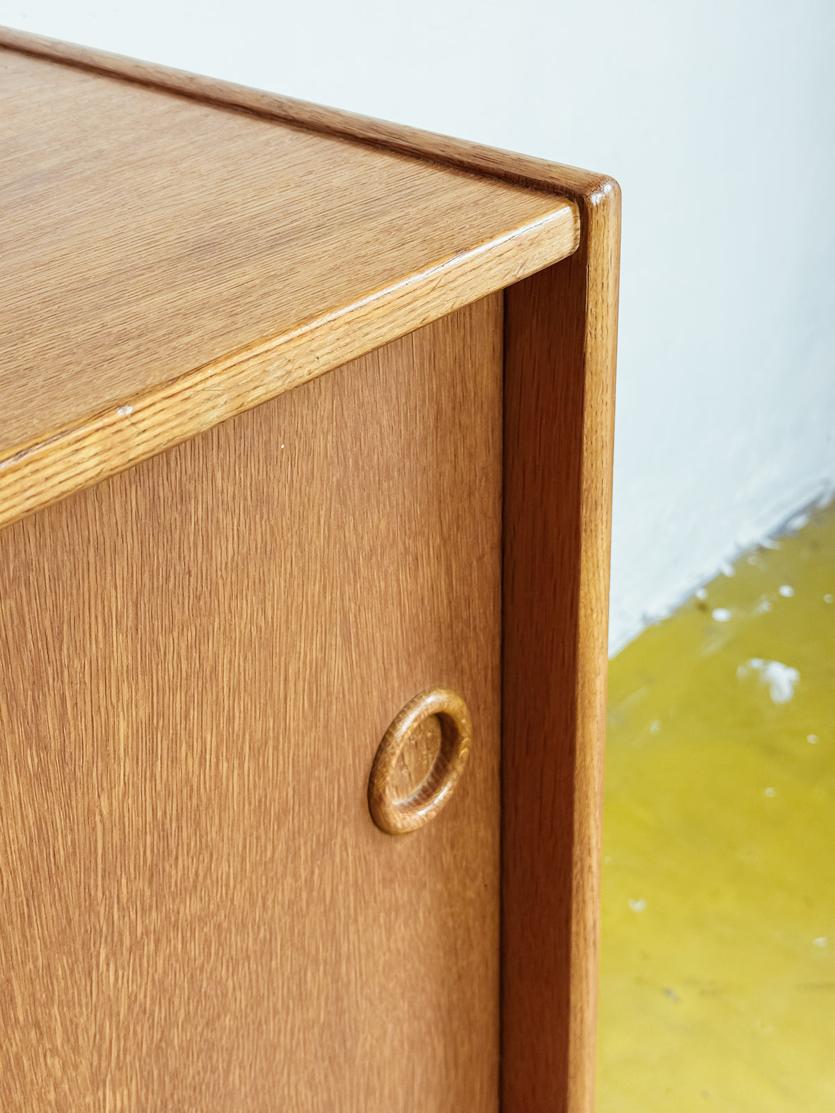 Credenza Erik Wørts in quercia anni 60, dettaglio anta scorrevole con maniglia circolare in legno