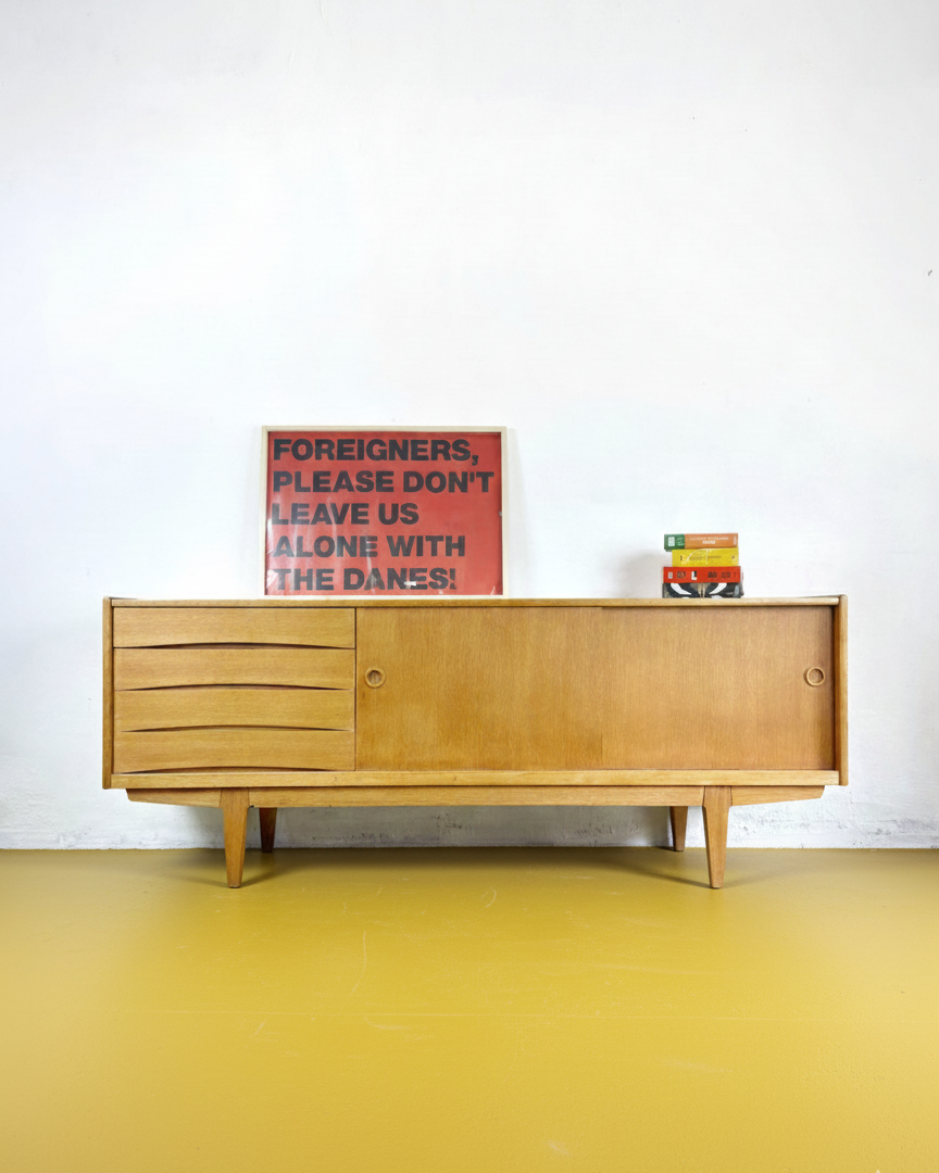 Credenza Erik Wørts in quercia anni 60 vista frontale, cassetti scolpiti a onde e ante scorrevoli con maniglie circolari