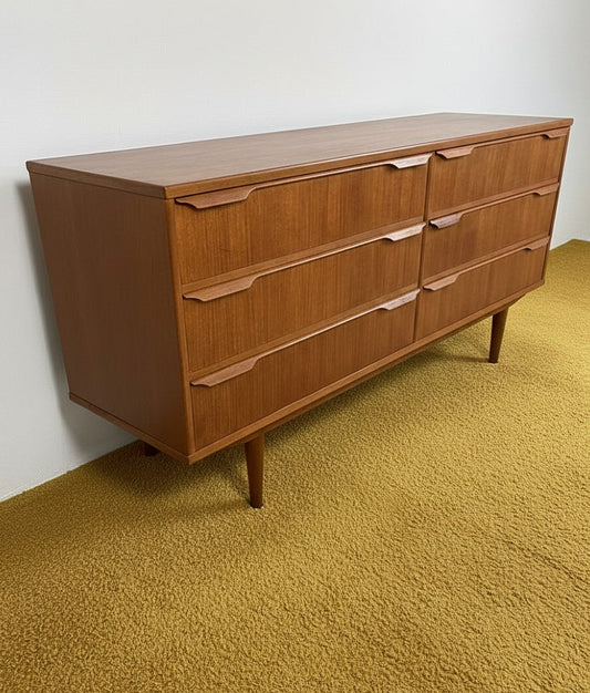 Credenza danese vintage in teak anni 50 vista laterale, profilo sinistro e spessore del piano