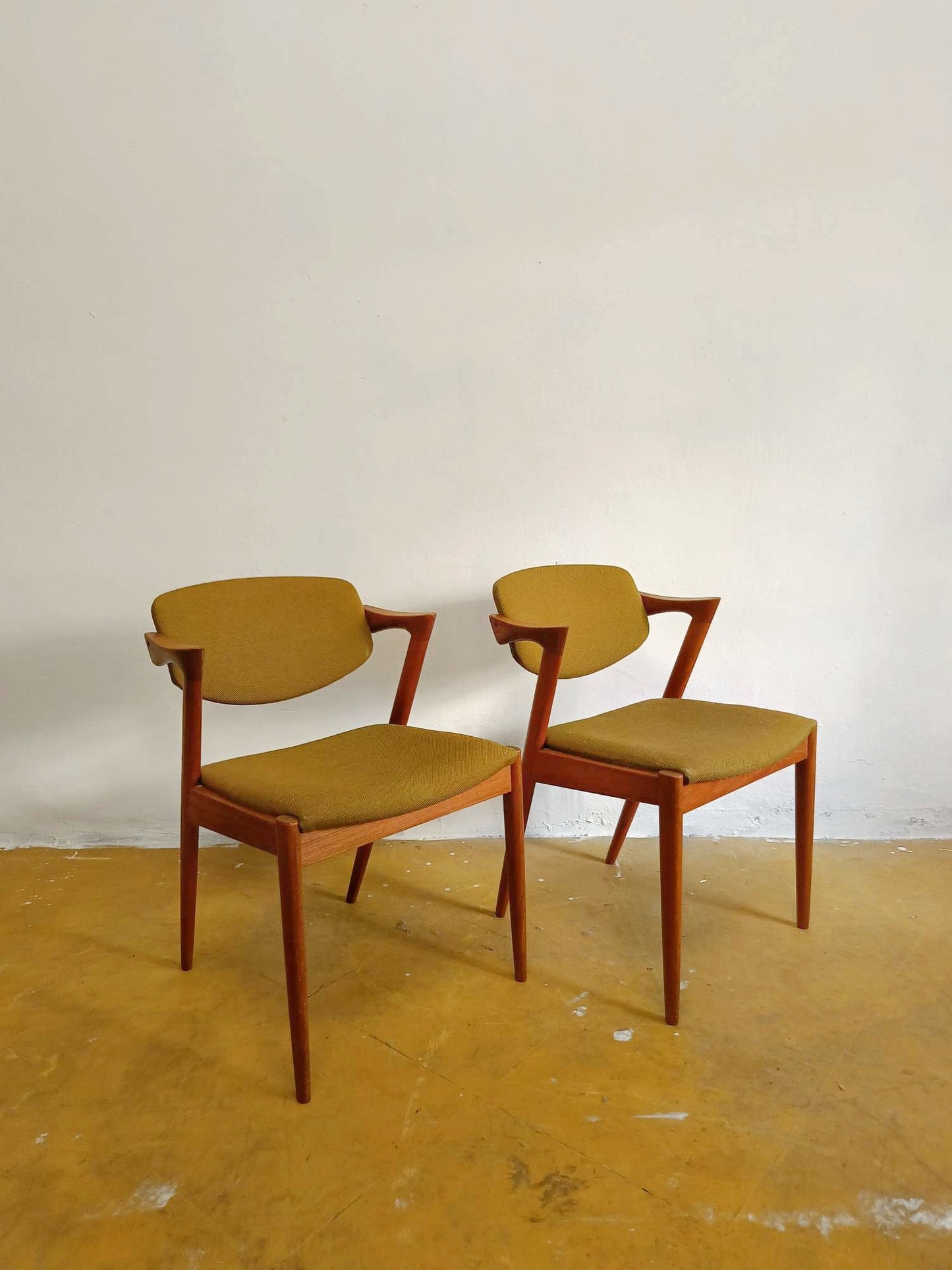 Dettaglio curve ergonomiche sedia Kai Kristiansen comfort funzionale