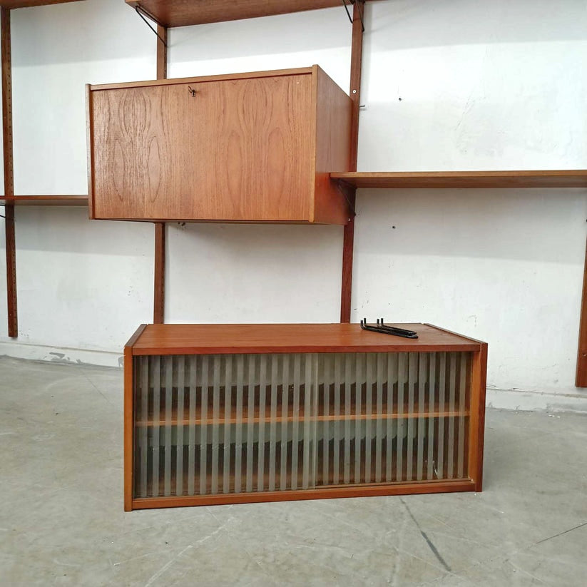 Dettaglio contenitore sportelli vetro mensole profondità diverse parete modulare