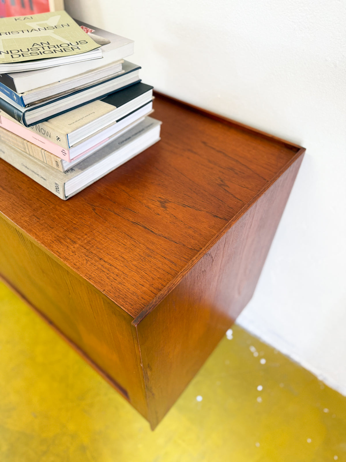 Dettaglio costruzione artigianale sideboard vintage
