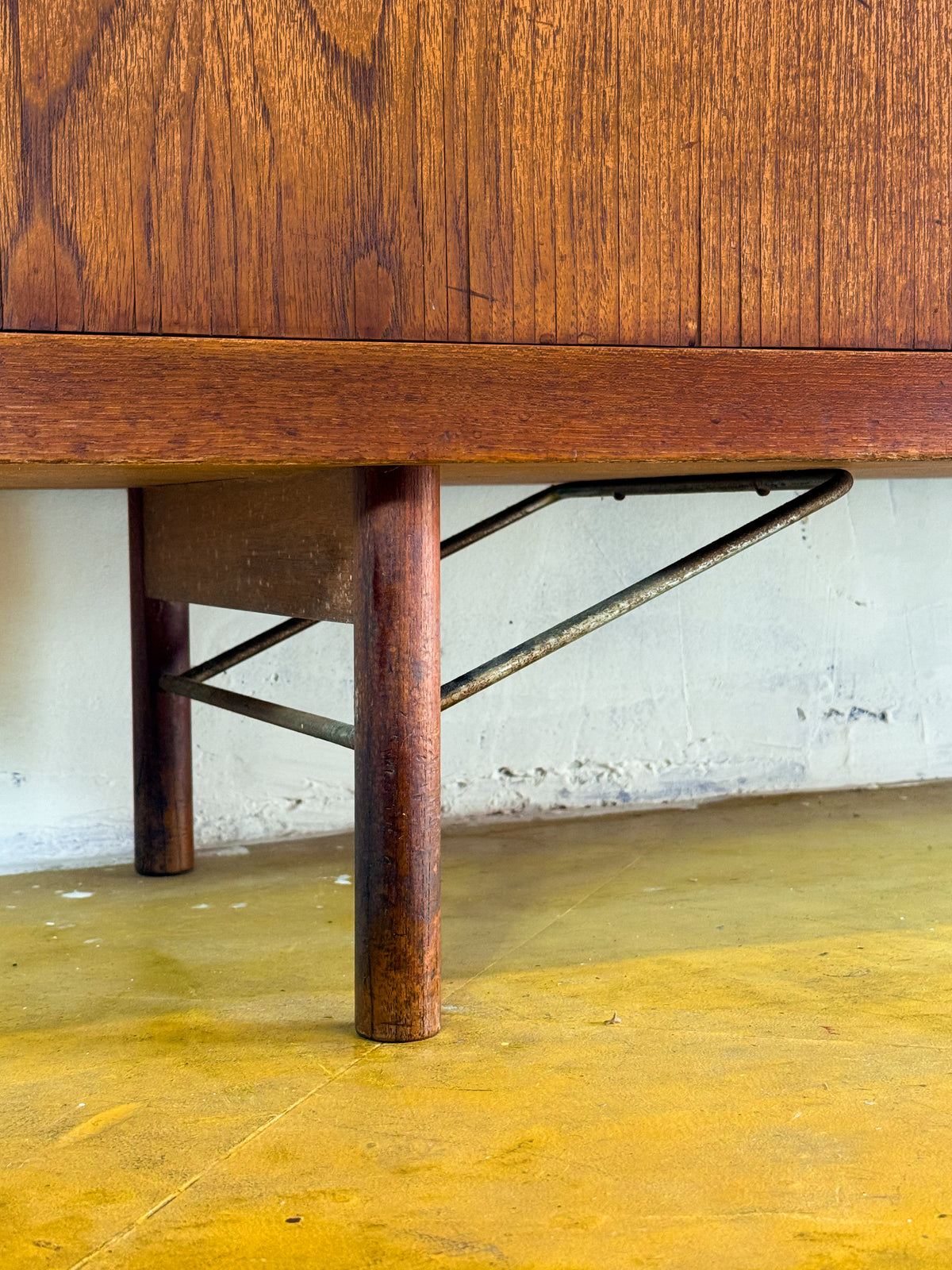 Sideboard Ib Kofod-Larsen in teak anni 50, dettaglio gambe affusolate incrociate in teak