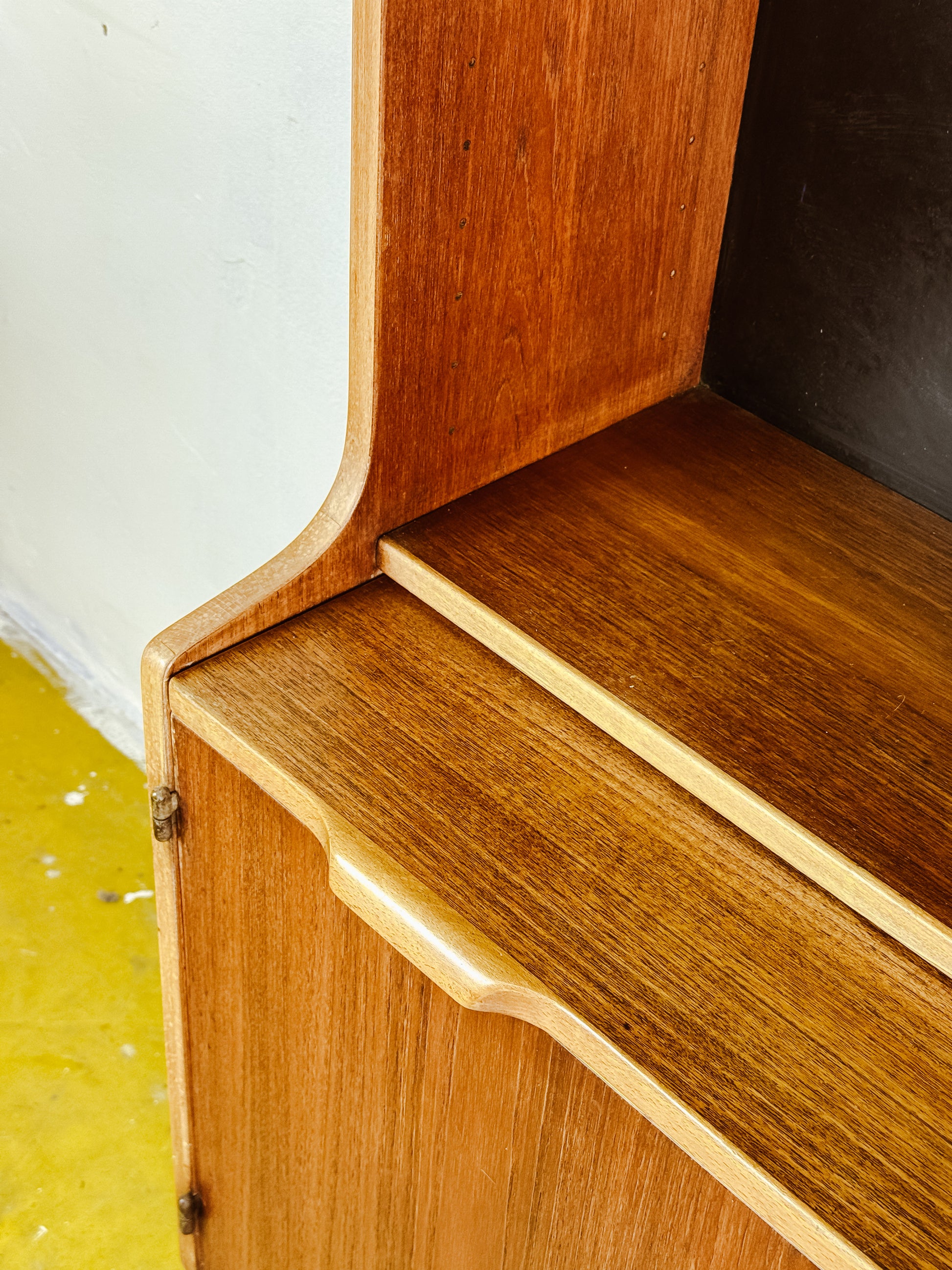 Dettaglio venature pattern naturali ante teak libreria scandinava restaurata laboratorio Roma