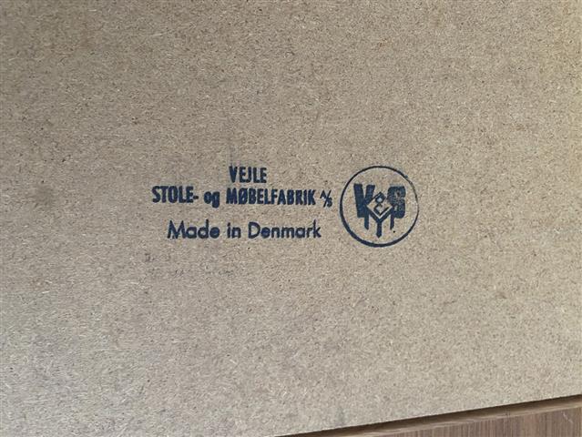 Etichetta originale Vejle Stole- og Møbelfabrik Made in Denmark su tavolo Henning Kjærnulf anni 60