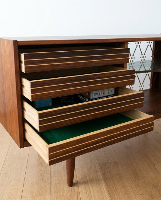 Interno bar cabinet danese anni '50 - fondo a specchio con decoro a rombi, ripiani e cassetti in teak