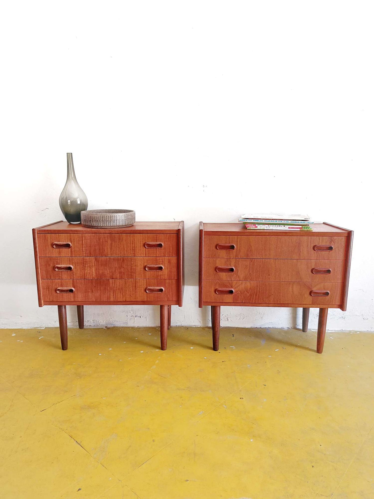 Coppia comodini vintage danesi anni 50 teak tre cassetti maniglie intagliate restaurati