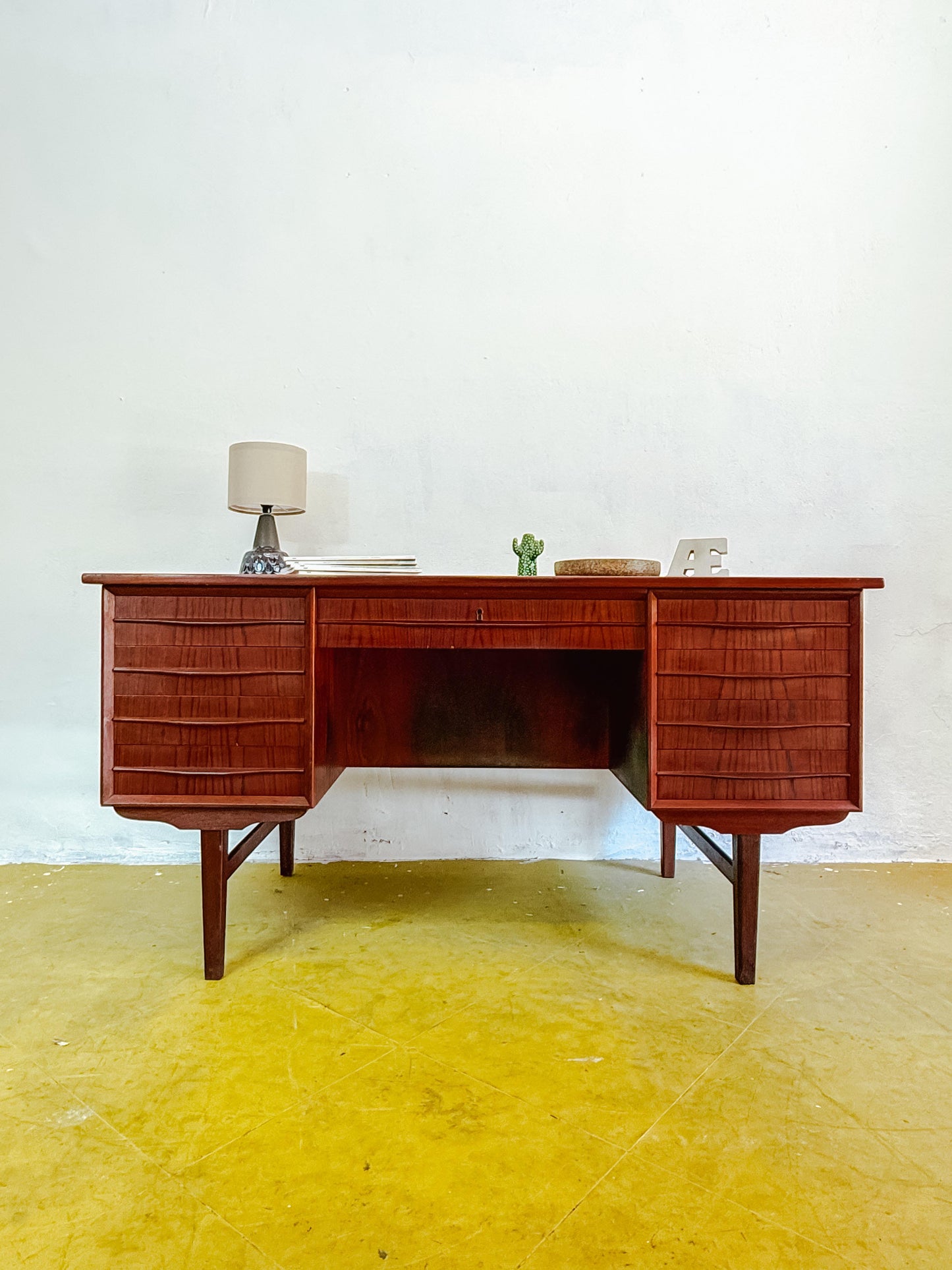 Scrivania esecutiva vintage danese anni 60 teak due torrette cassetti configurazione simmetrica restaurata