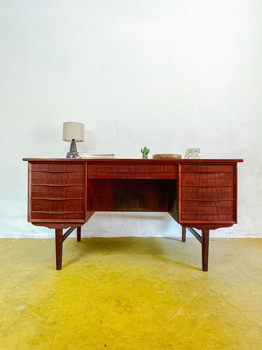 Scrivania esecutiva vintage danese anni 60 teak due torrette cassetti configurazione simmetrica restaurata