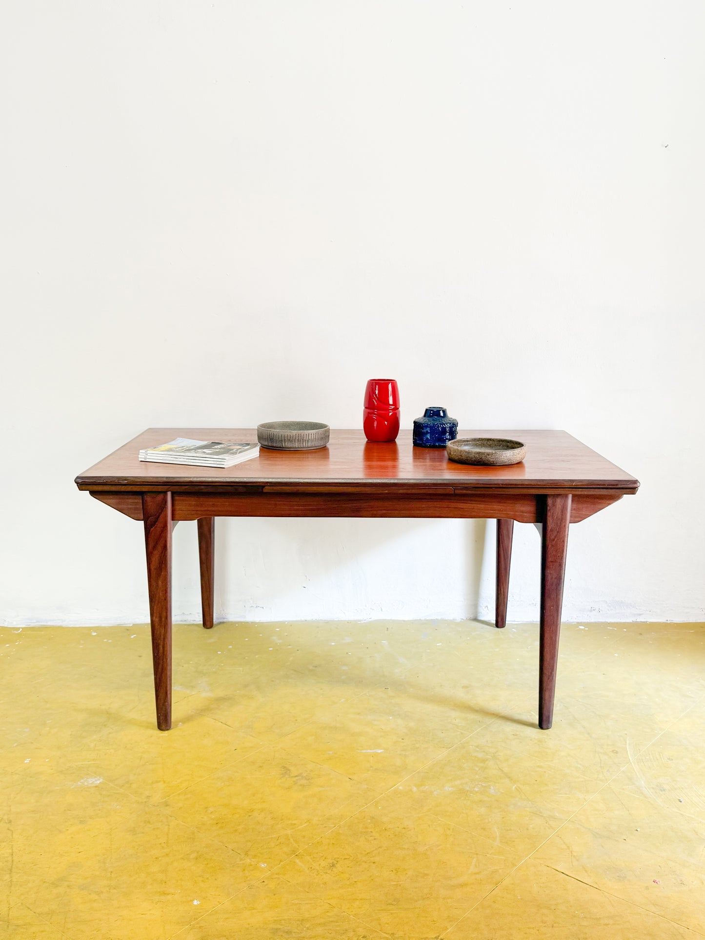 Tavolo allungabile vintage danese in teak anni 50 con gambe affusolate