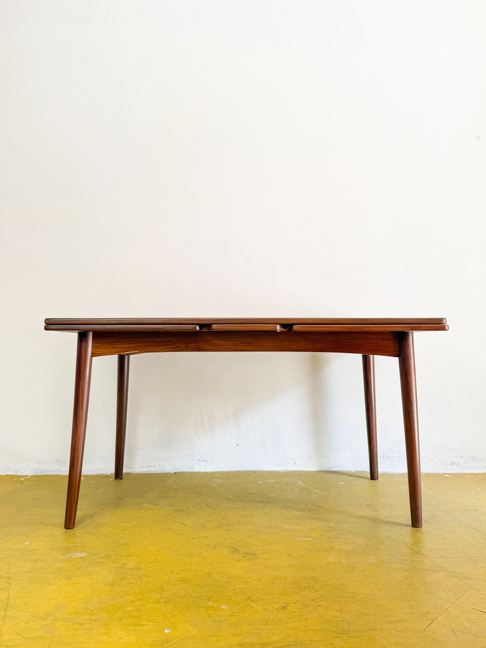 Tavolo allungabile vintage danese teak anni 50 con traversa curva