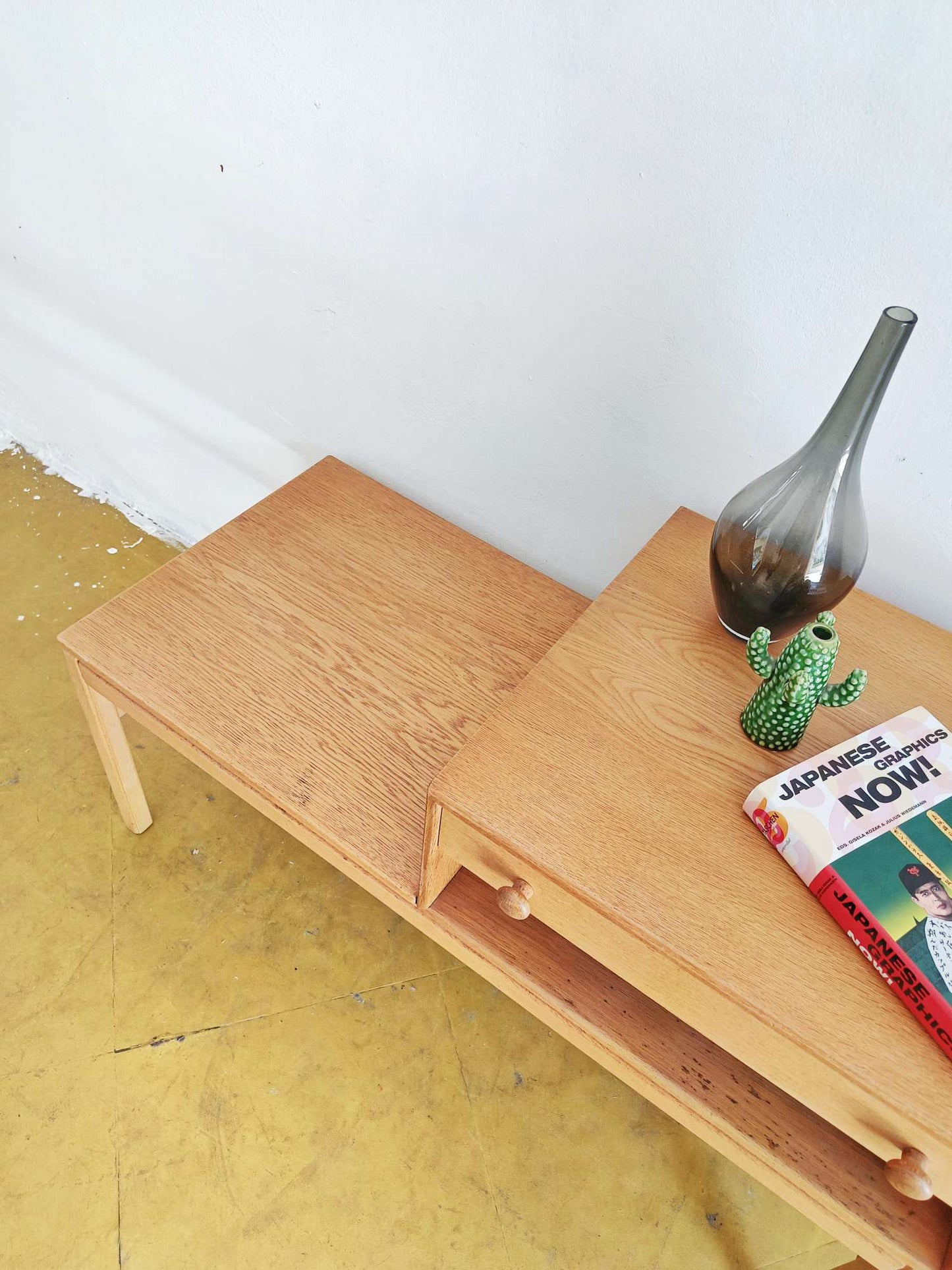 Particolare seduta ampia quercia chiara finitura naturale panca telefono versatile svedese