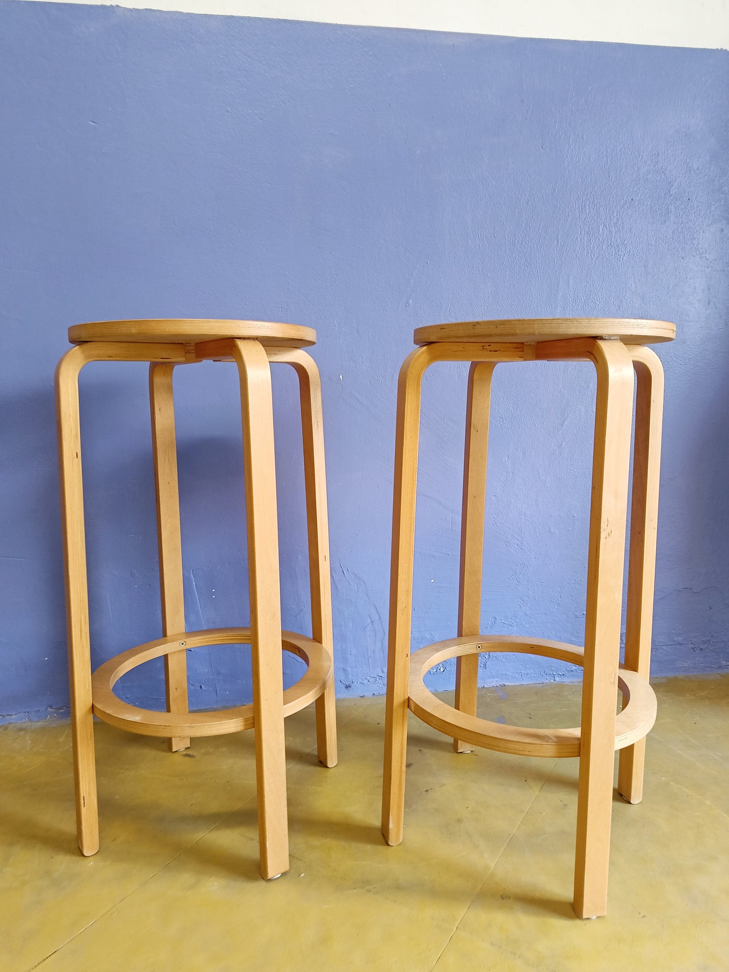Dettaglio poggiapiedi circolare sgabello alto scandinavo betulla vintage comfort