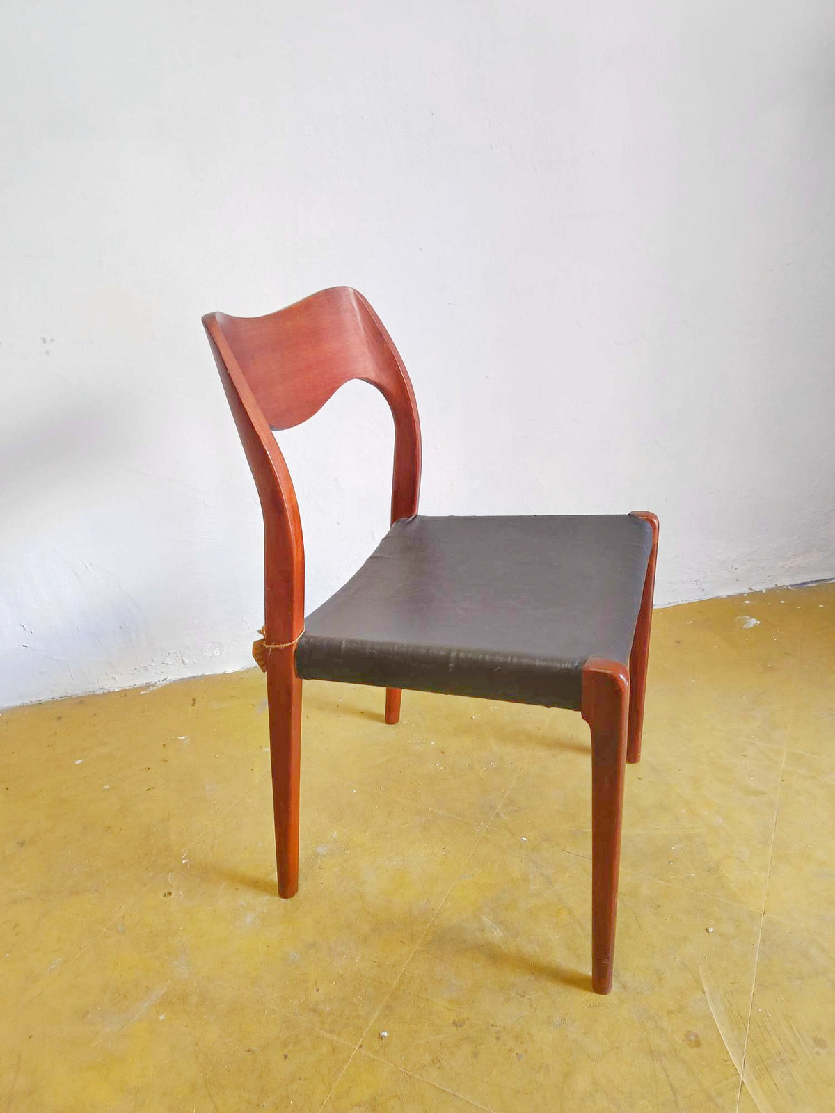 Vista laterale sedia N.O. Møller modello 71 profilo scultoreo curve organiche