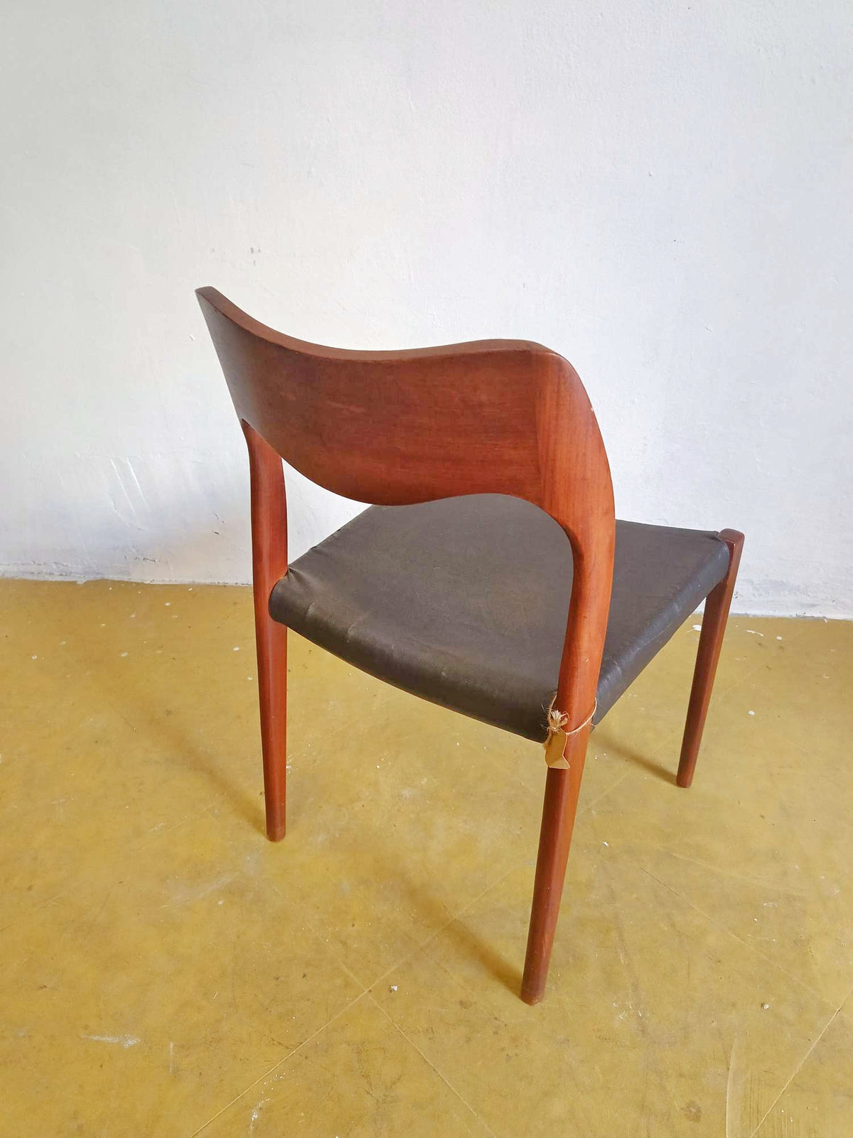 Dettaglio schienale curvato tridimensionale sedia Møller 71 supporto lombare ergonomico
