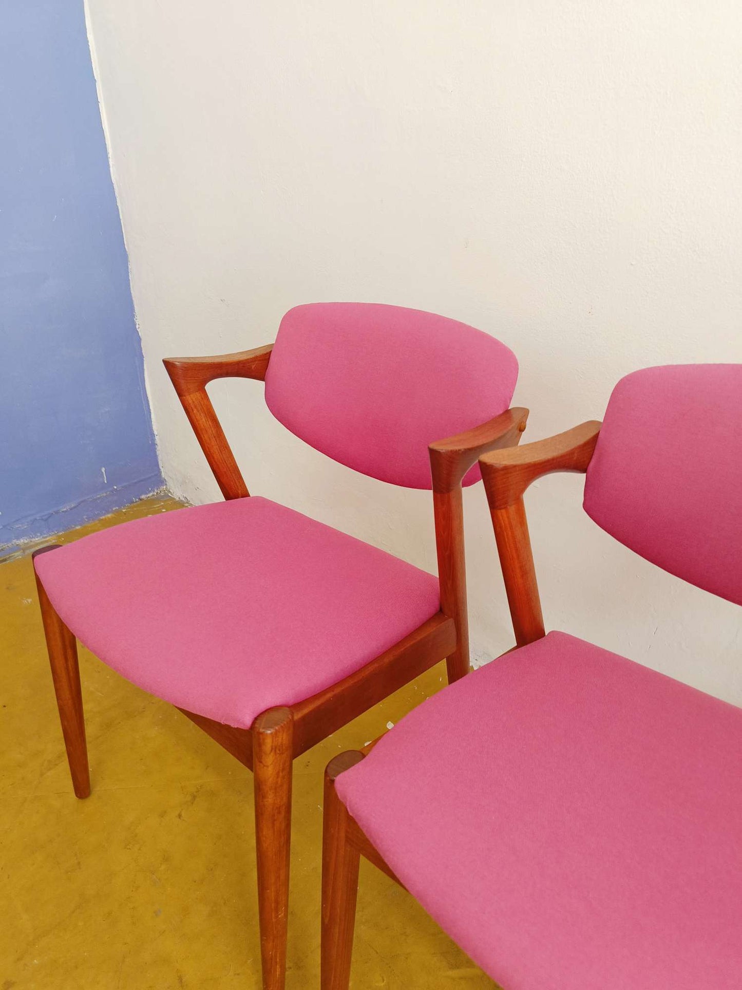 Dettaglio schienale imbottito sedia Kai Kristiansen nuova stoffa comfort