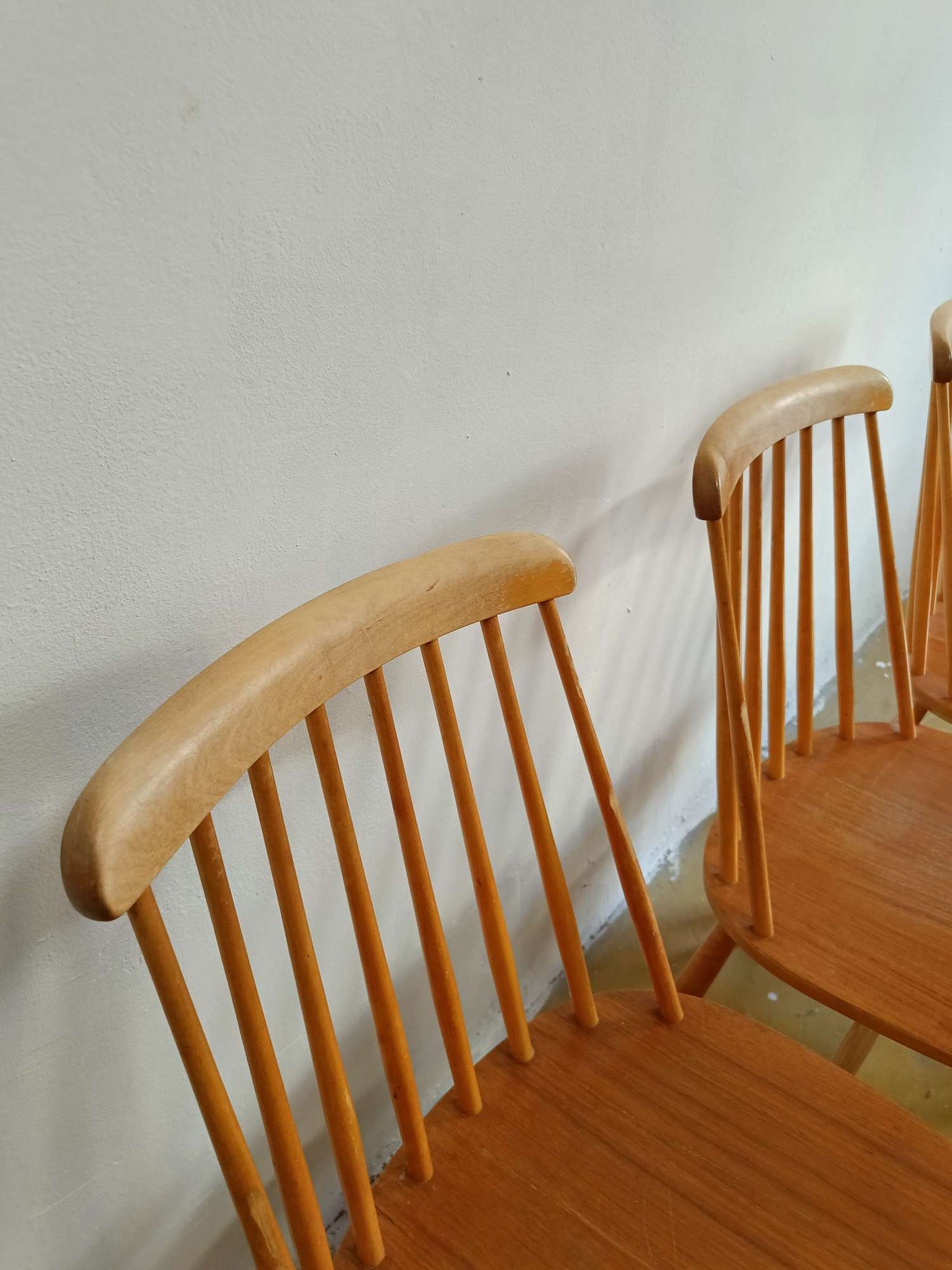 Dettaglio schienale nove listelli torniti verticali sedia Windsor scandinava ergonomico