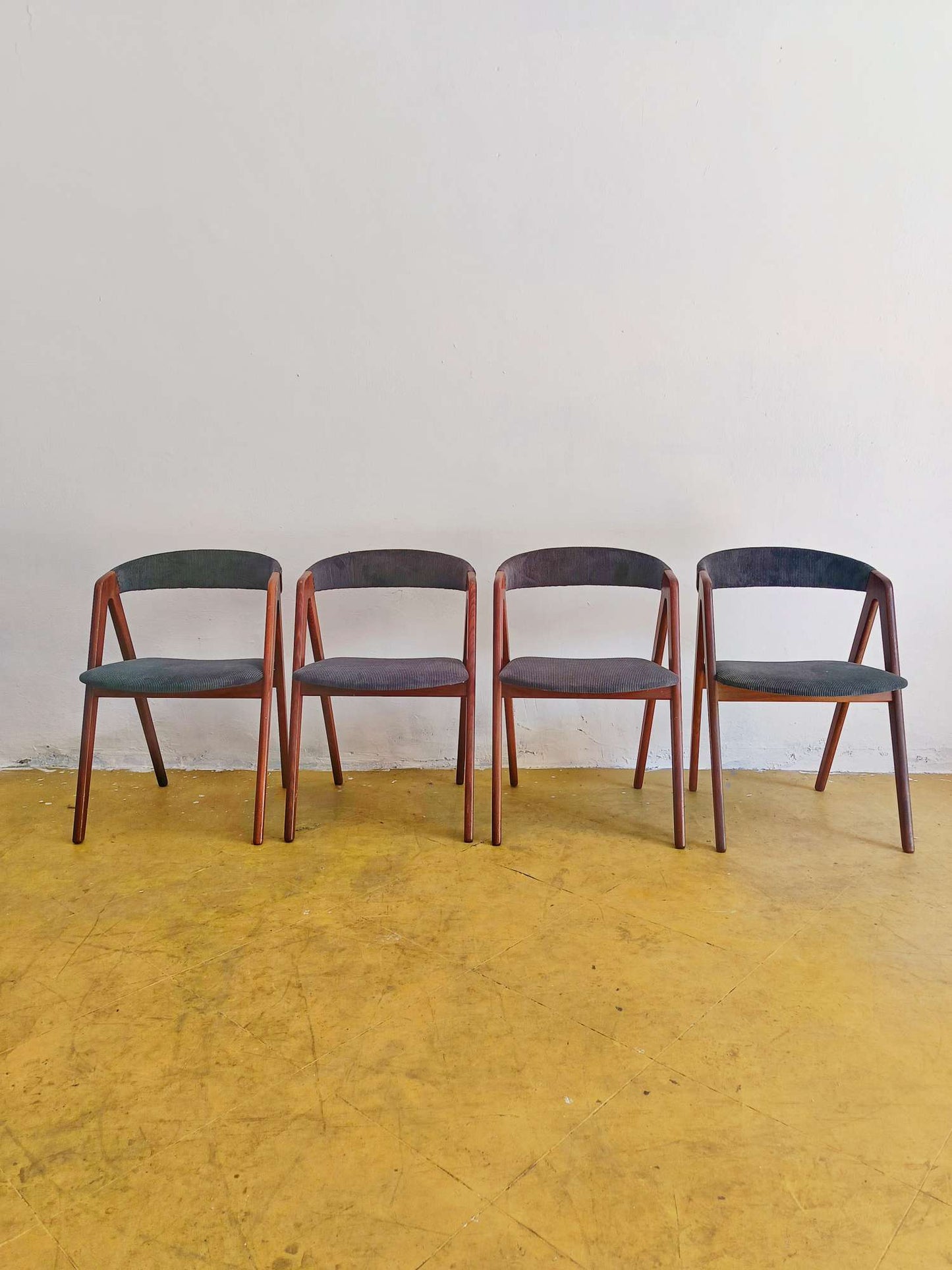 Sedie teak gambe V velluto grigio contestualizzate ambiente dining moderno