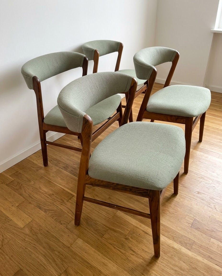 Set di 4 sedie vintage in teak, vista tre quarti con schienali curvi e sedute imbottite
