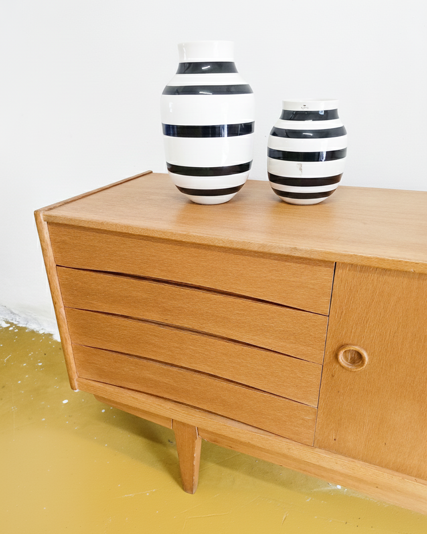 Sideboard Erik Wørts in quercia anni 60, dettaglio piano con vasi decorativi a righe bianco e nero