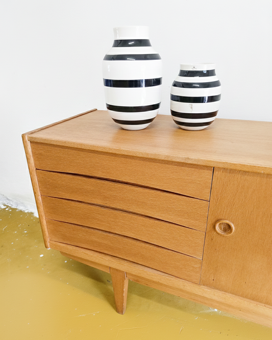 Sideboard Erik Wørts in quercia anni 60, dettaglio piano con vasi decorativi a righe bianco e nero