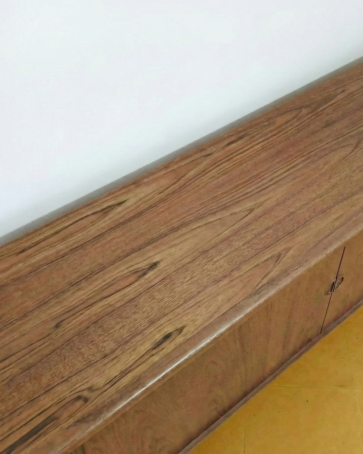 Sideboard Johannes Andersen dettaglio piano
