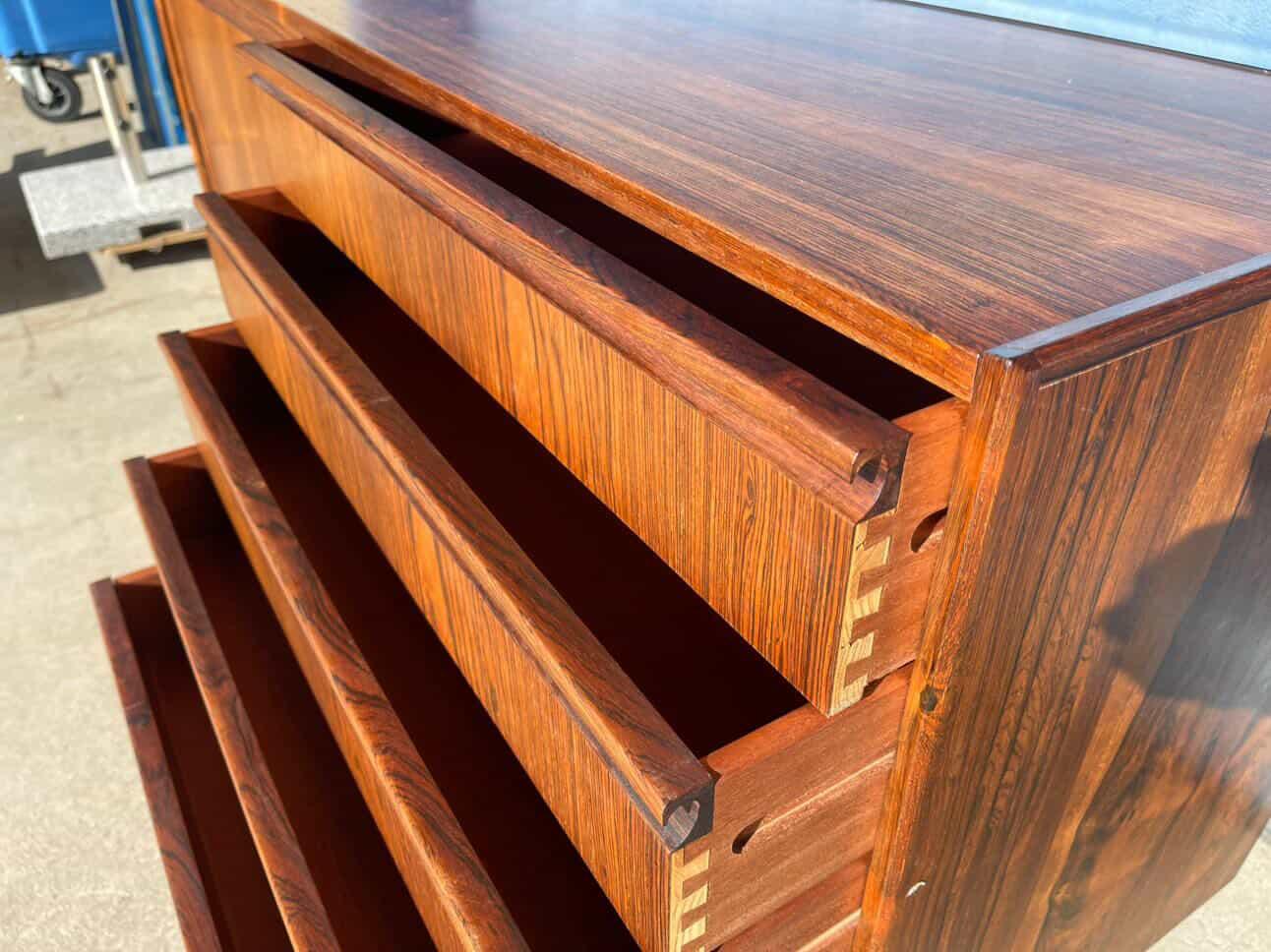 Dettaglio degli incastri a coda di rondine nei cassetti del sideboard danese anni '60
