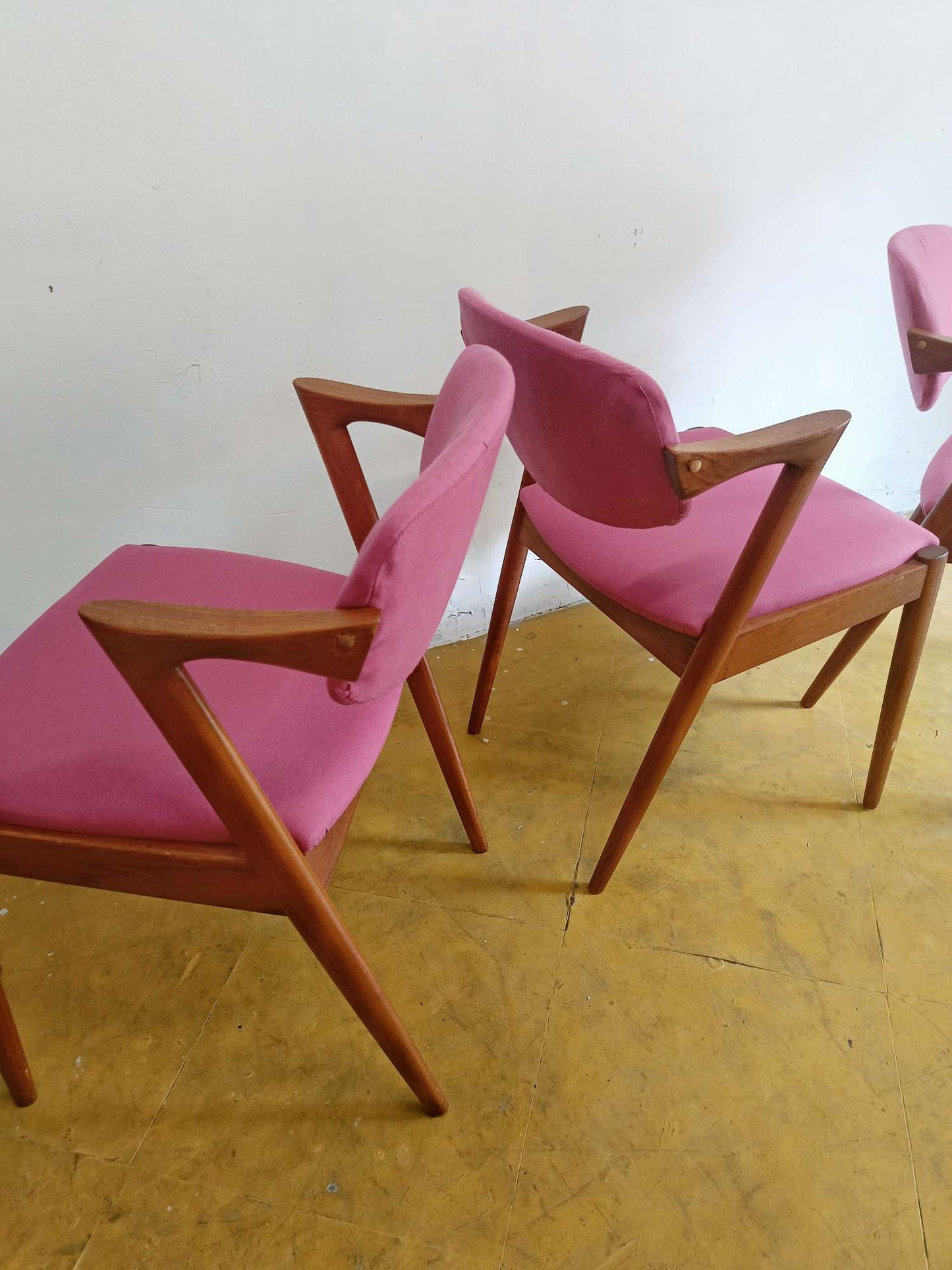 Dettaglio struttura teak sedia vintage danese incastri artigianali precisi