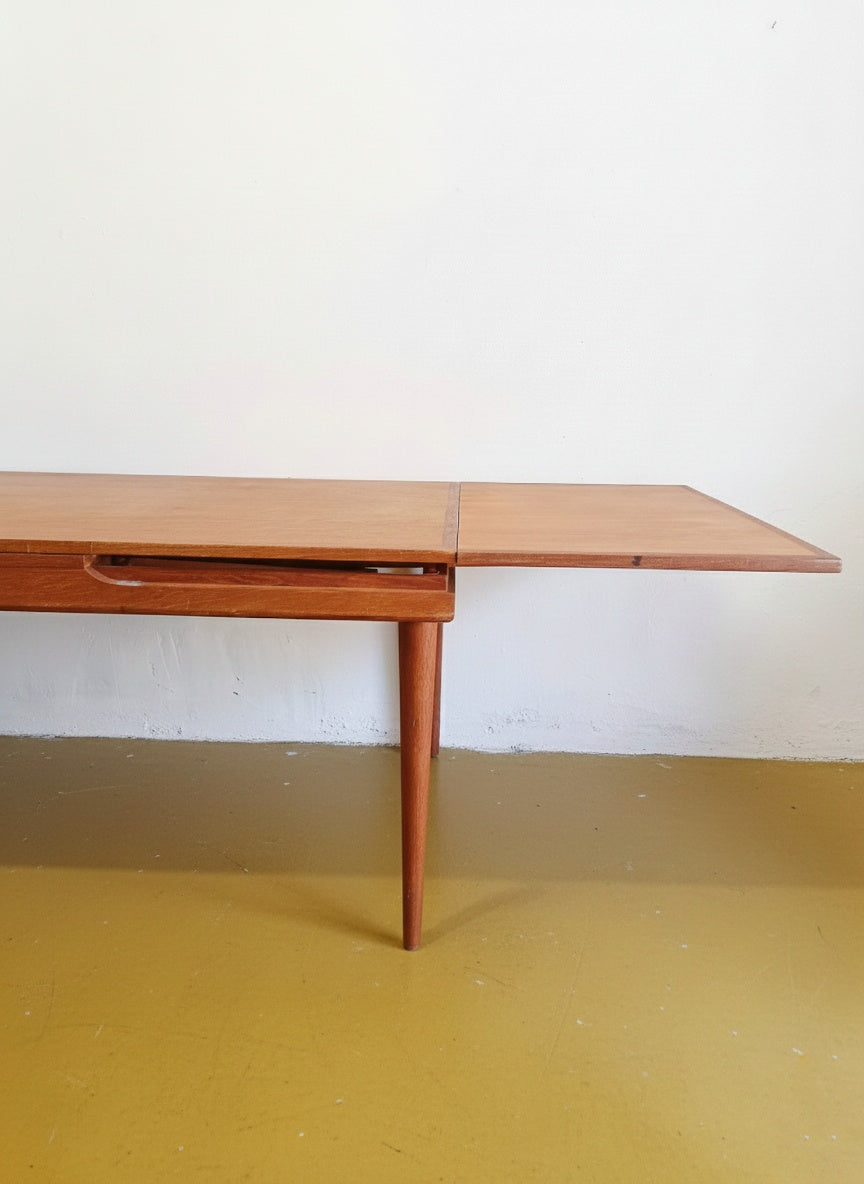 Tavolo danese in teak anni 60 con allunga completamente estratta, vista laterale