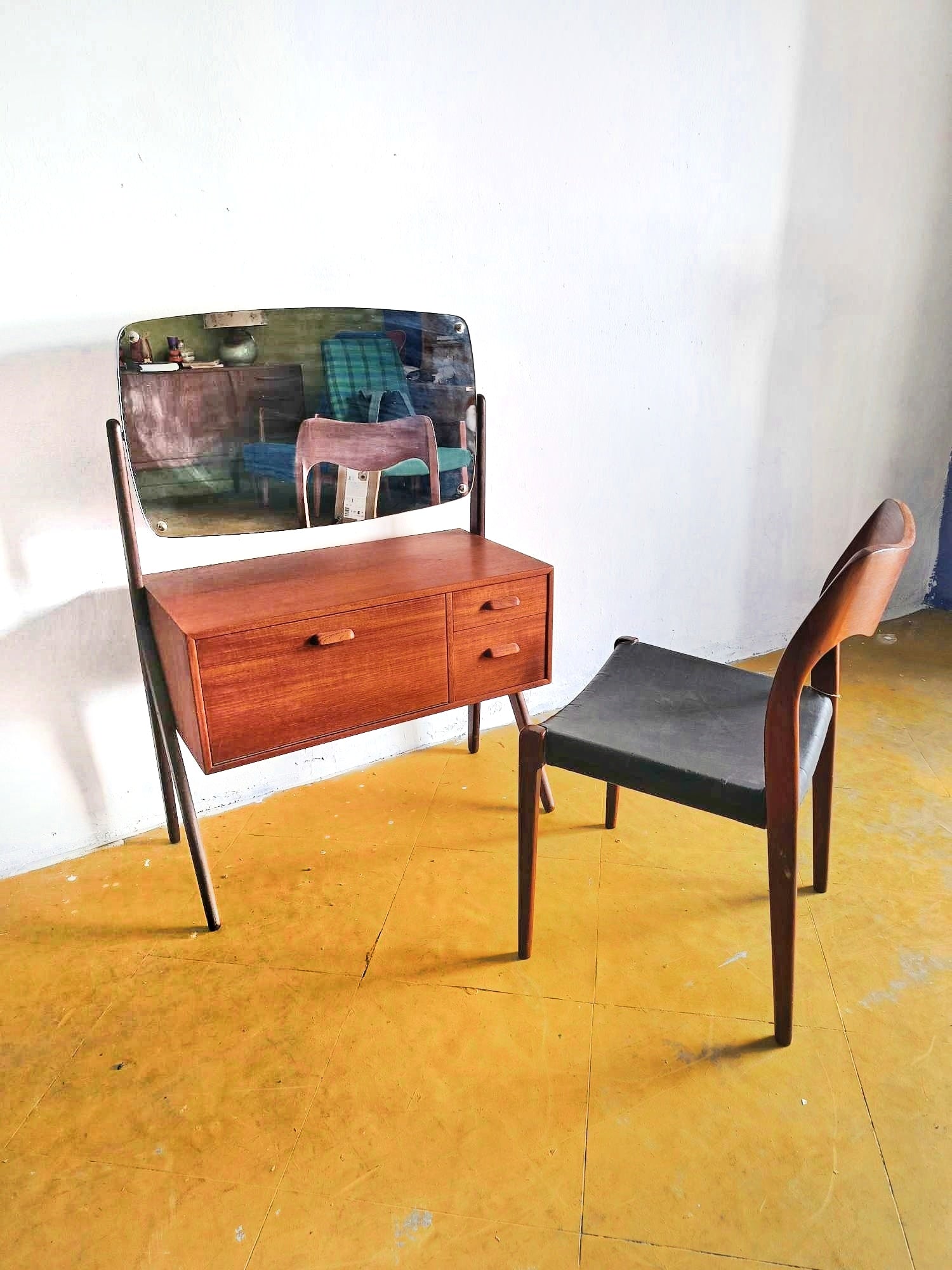 Toletta vintage danese anni 50 teak con specchio gambe affusolate restaurata