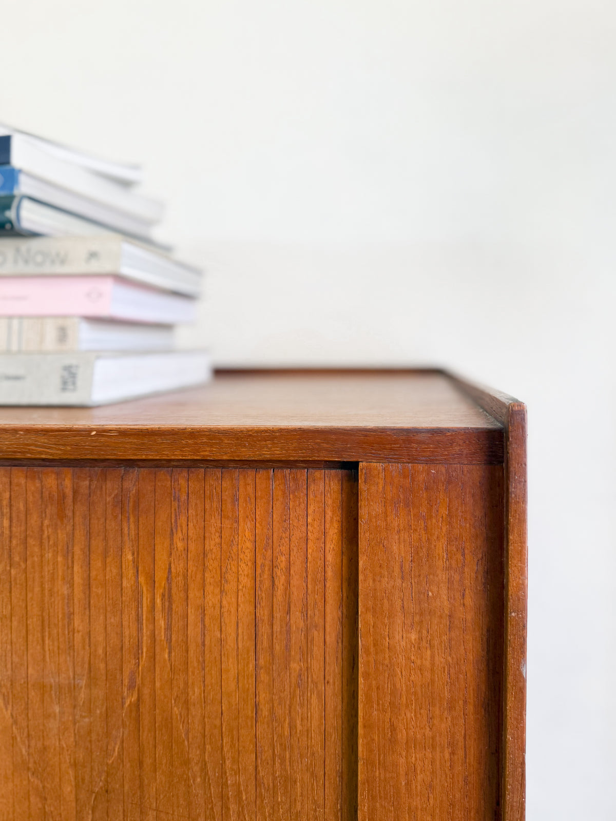 Sideboard Ib Kofod-Larsen in teak anni 50, dettaglio angolo superiore destro con bordo in teak e piano