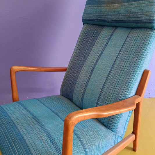 Vista angolare sedile profondo comfort ergonomico poltrona lounge design nordico mid-century