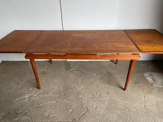 Vista configurazione estesa tavolo allungabile pranzi numerosi laboratorio Roma