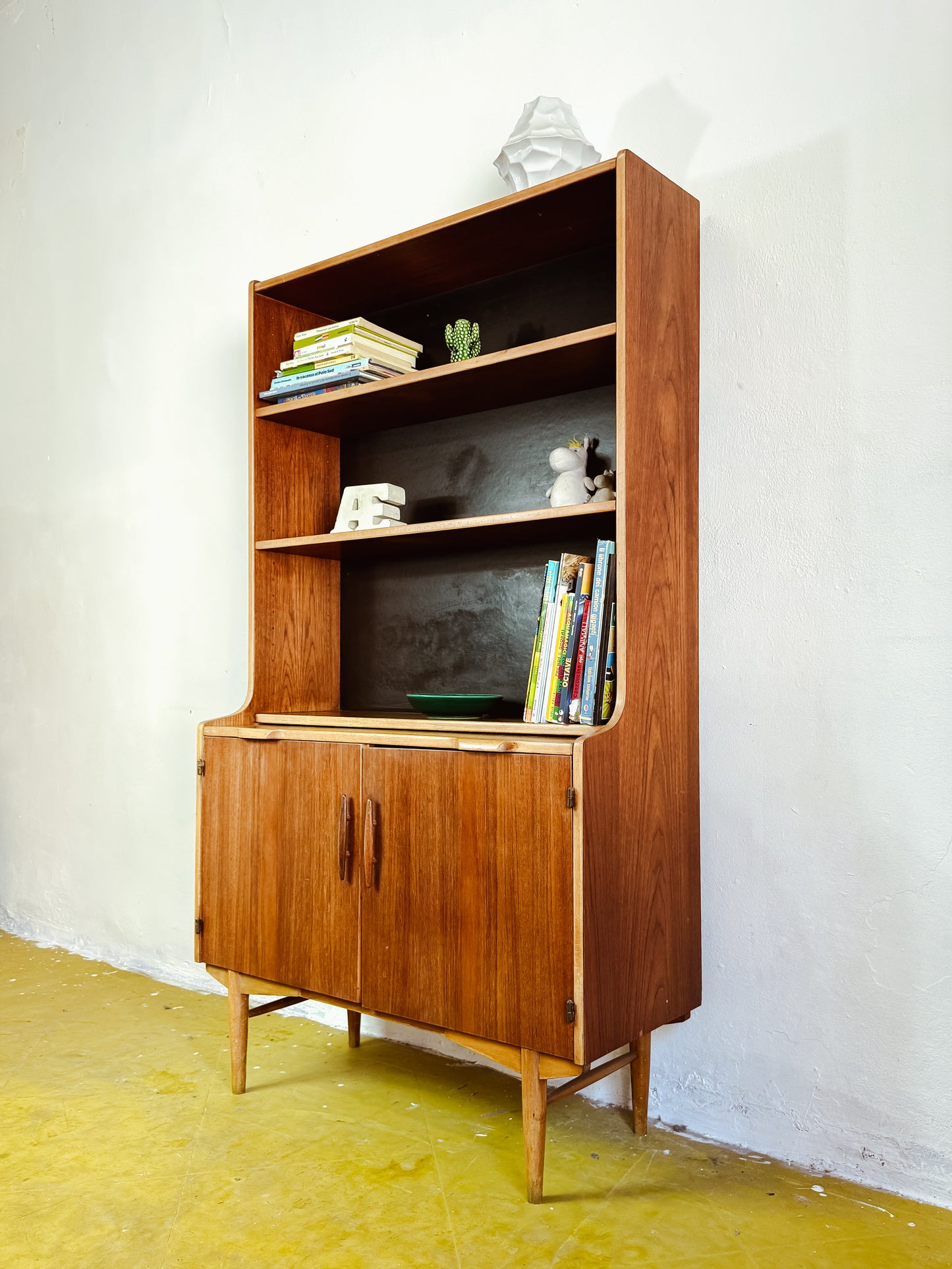 Vista laterale gambe affusolate leggerezza visiva libreria Troeds design organico scandinavo
