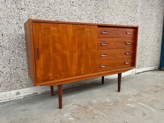 Vista laterale proporzioni studiate formato ottimizzato sideboard scandinavo anni 50 laboratorio Roma