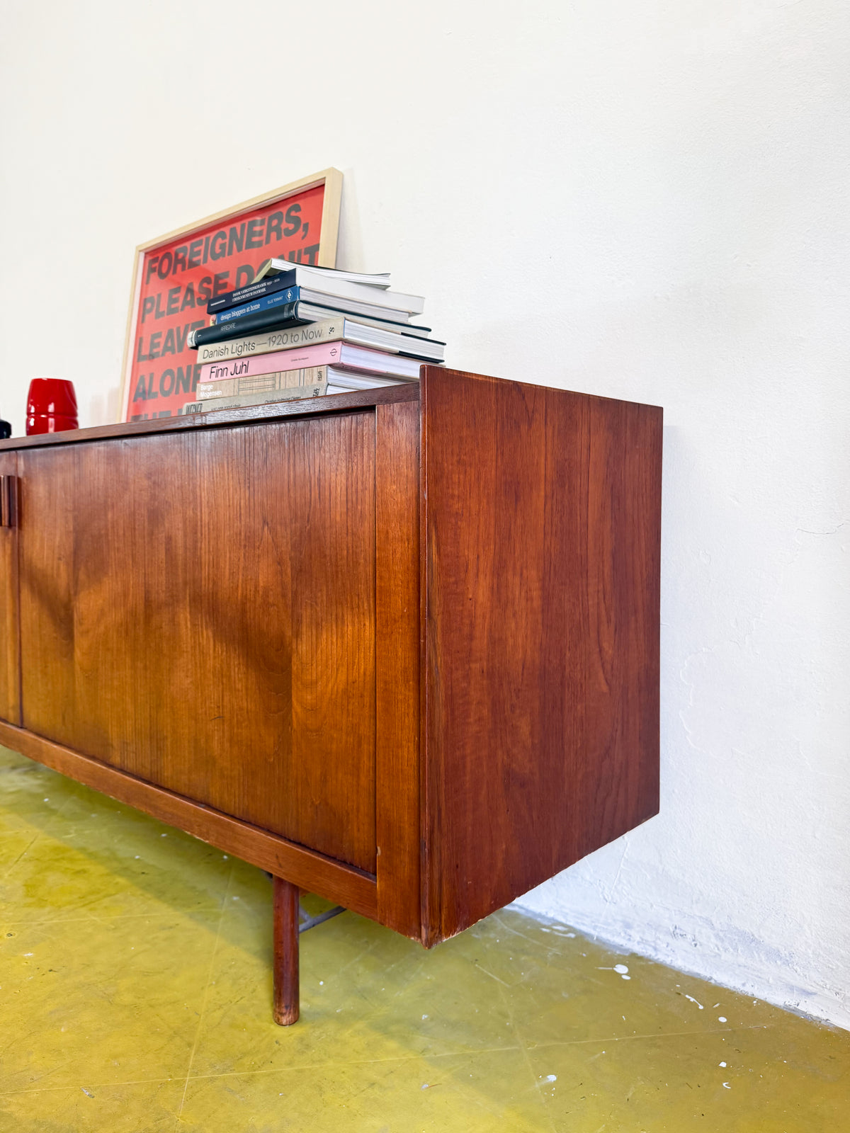 Sideboard Ib Kofod-Larsen in teak anni 50 vista di tre quarti, struttura con gambe affusolate incrociate e profilo laterale