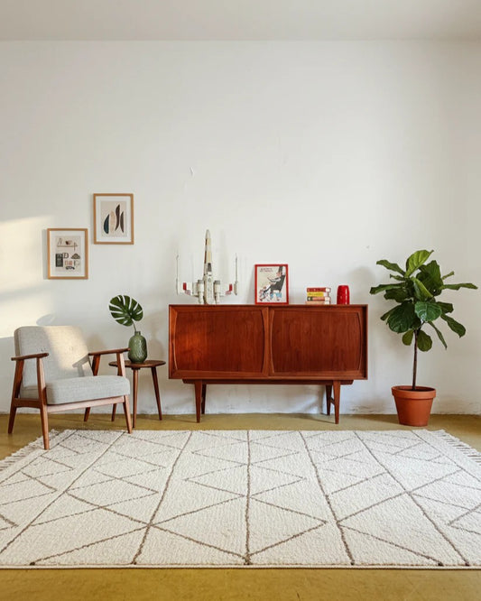 Credenza Arne Vodder danese in teak, ante sagomate a tamburo, in soggiorno con poltrona, ficus e monstera, tappeto berbero, 180 cm