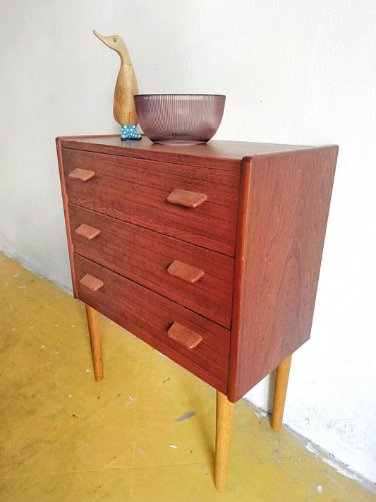 Vista laterale linee pulite essenziali morbidezza accogliente comodino Skov teak