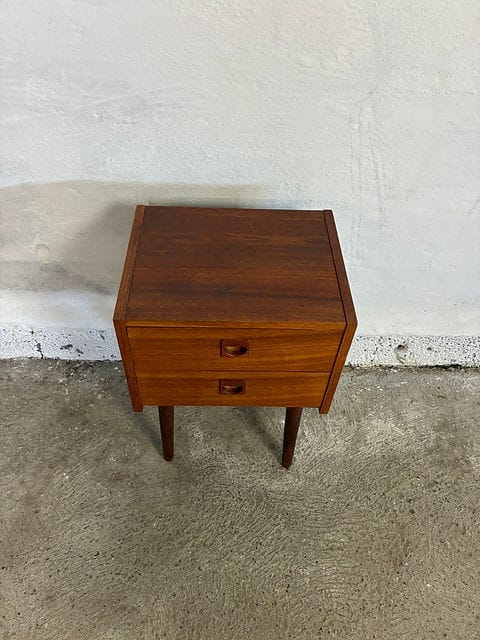 Comodino design danese anni '60 in teak, vista dall'alto del piano e dei cassetti