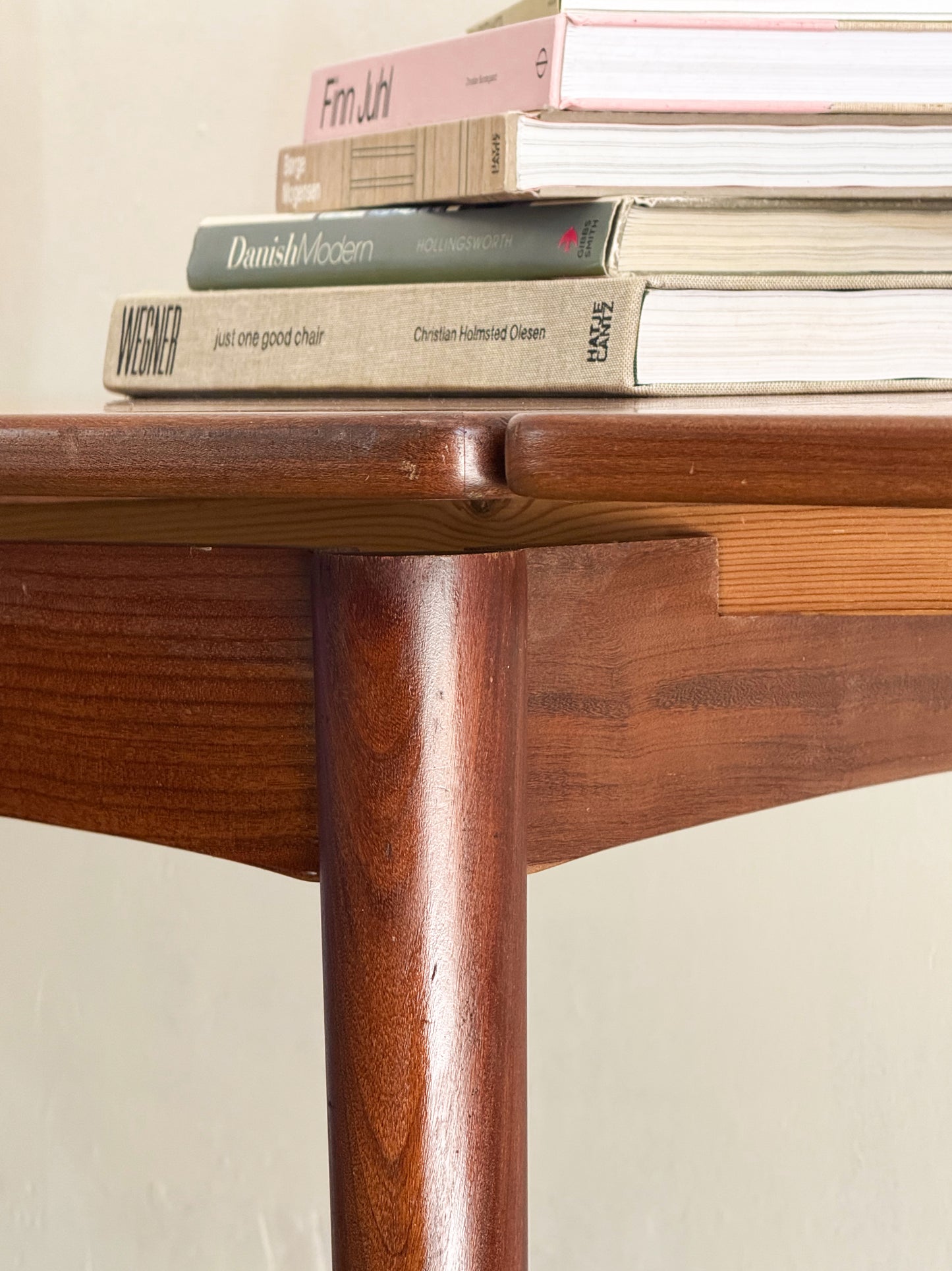 Dettaglio costruttivo artigianale tavolo vintage scandinavo